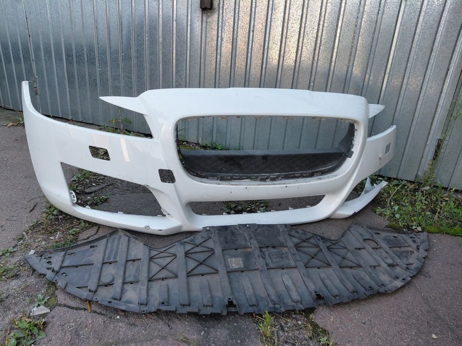 Бампер Jaguar xf 260 під ремонт