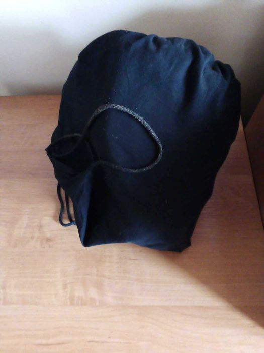 Czarny kask z maską