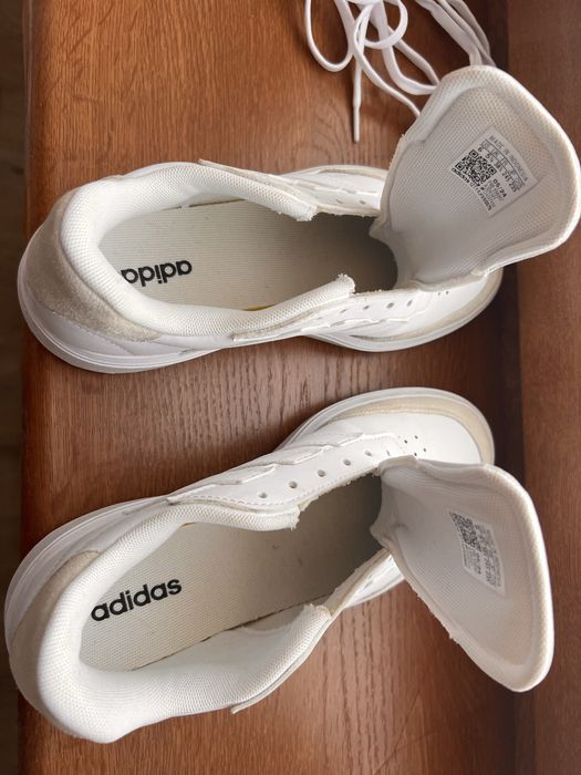 Білі шкіряні кросівки Адідас. Adidas. Courtblock