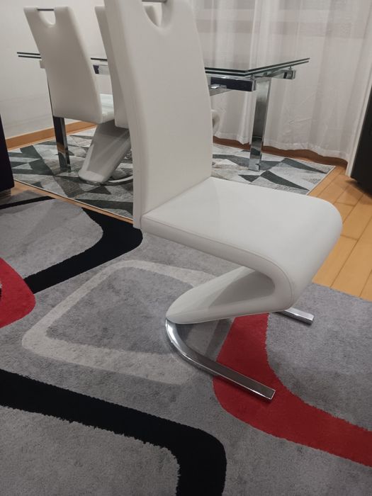 Mesa de sala jantar com cadeiras