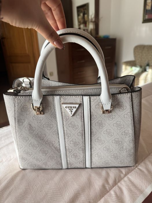 Mala GUESS branca e bege