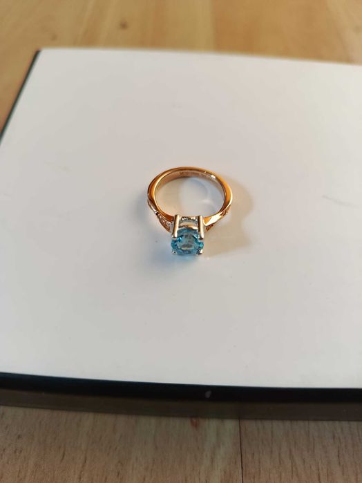 Pierścionek z błękitnym topazem i brylantami
