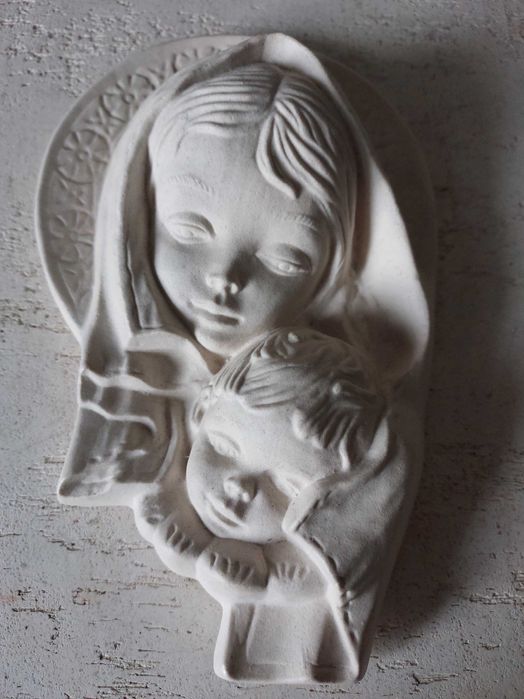 Matka Boska z Dzieciątkiem gipsowa