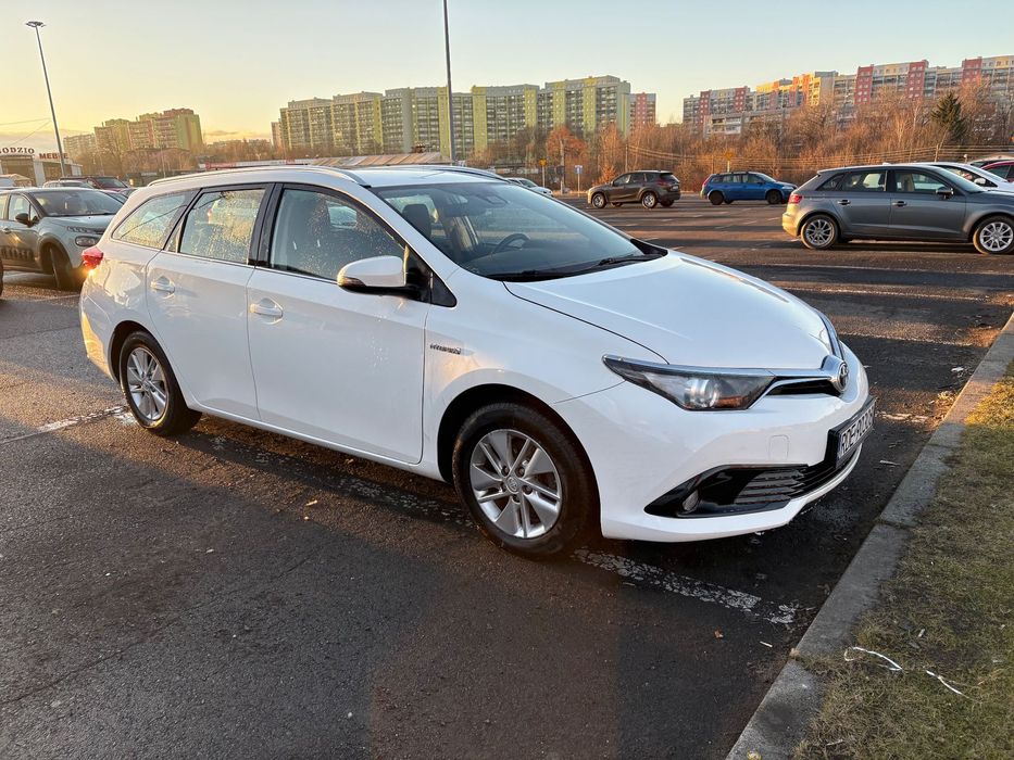 Toyota Auris Toyota Auris 2016 1.8 hybryda 166 przebieg | opony zimowe
