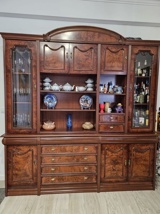 Conjunto Completo de Sala de Jantar (Cristaleira, Aparador, Mesa e Cadeiras)