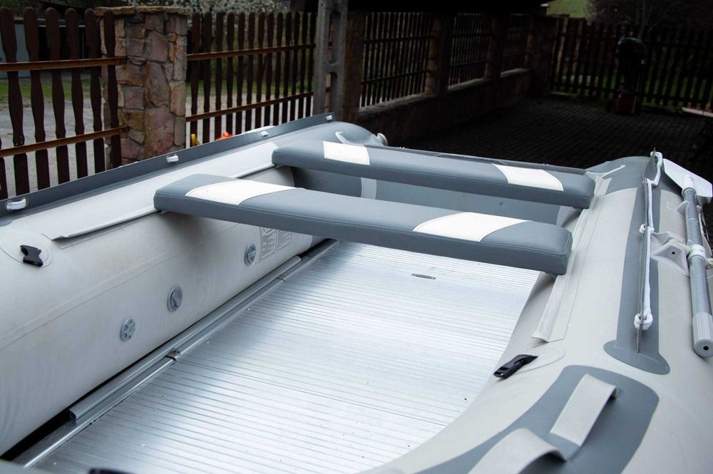 Ponton Maweric  silnikiem i przyczepą