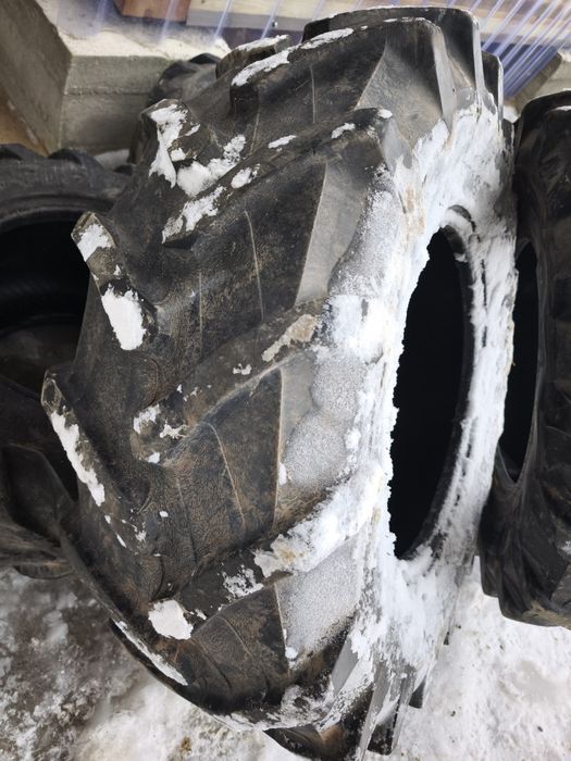 Para opony wzmocnione TRELLEBORG TM600 320/85R20 12.4 R20 PIRELLI