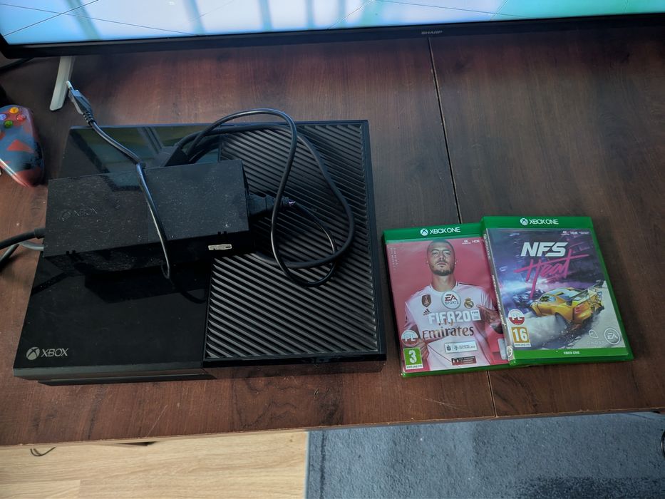 Konsola Xbox One 500 GB + Zasilacz + NFS: Heat + FIFA 20