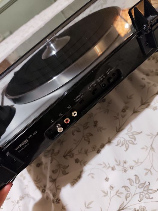 Thorens TD 402, novo. Esteve exposto em casa durante dois meses.
