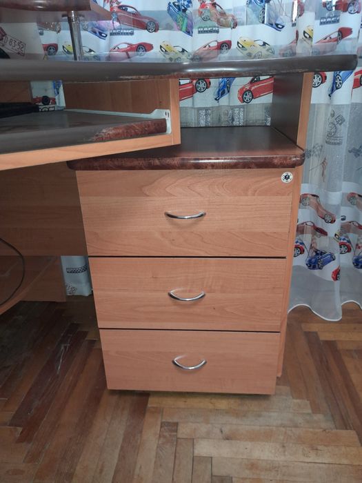 Кутовий письмовий стіл