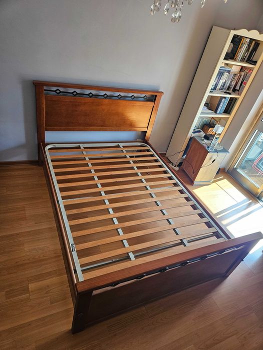 Cama de casal em madeira