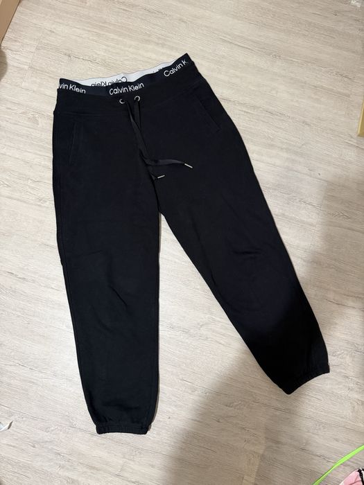 Спортивні штани бренду Calvin Klein