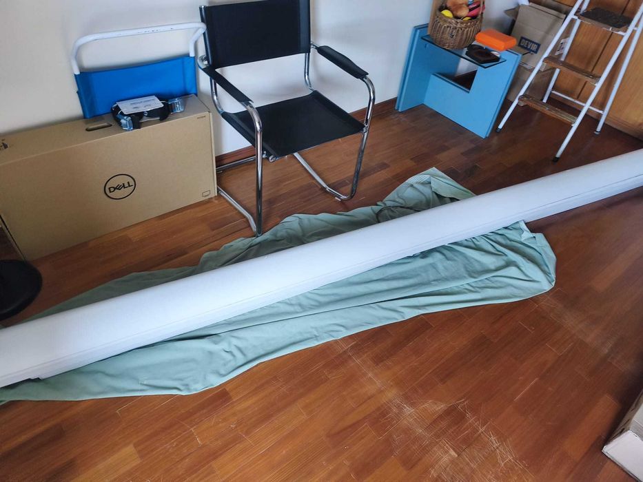 Toldo elétrico com cobertura e tecido beije às riscas