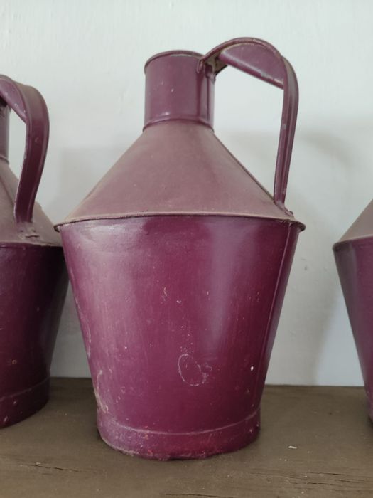 Reservatórios de água, azeite e uvas antigos