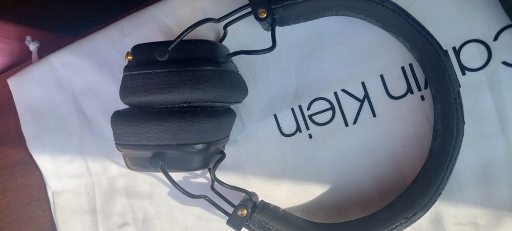 Headphones marca Marshall llV