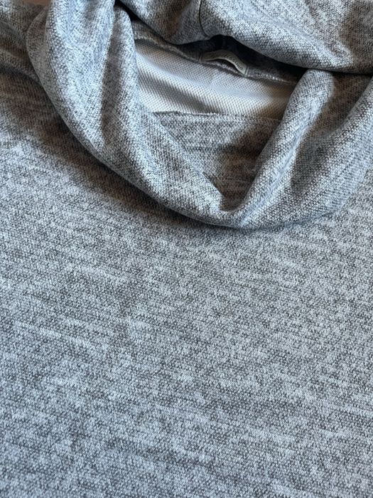 Szary sweter oversize damski z kołnierzem