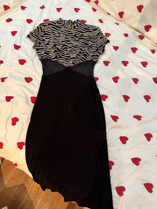 Оригінальна сукня міді з тигровим принтом та сіткою