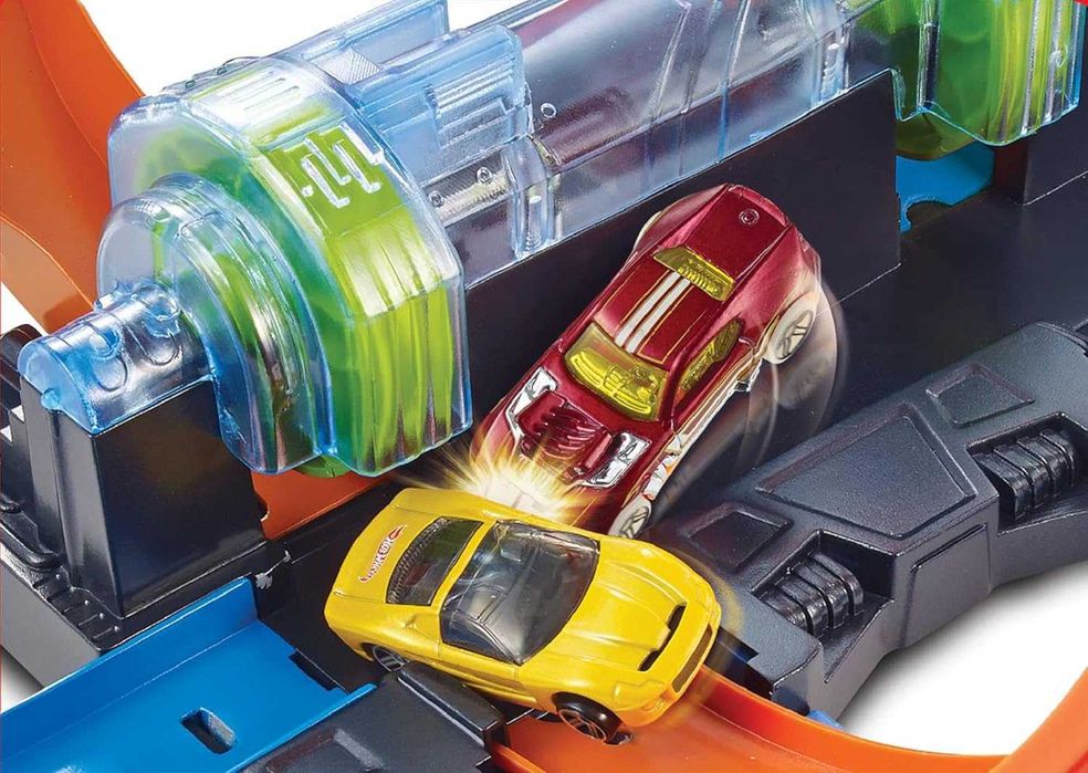 Hot Wheels Pętle grozy Zestaw torów z napędem FTB65
