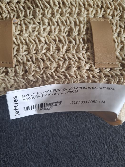 Mała torebka ze słomy typu nerka