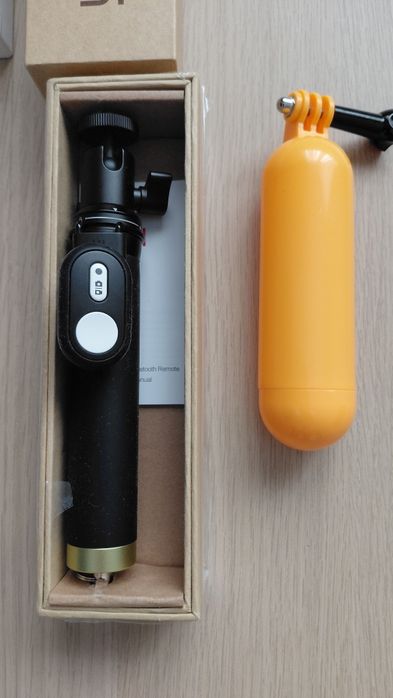 Kamera Xiaomi YI 4K+ z obudową wodoszczelną i pływakiem.