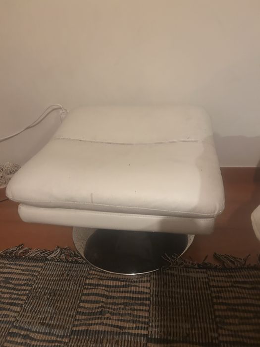 Sofa de 2 lugares e sofa individual com suporte de pes