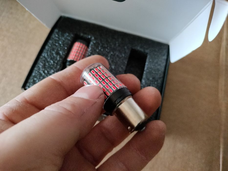 Żarówki czerwone Led P21W