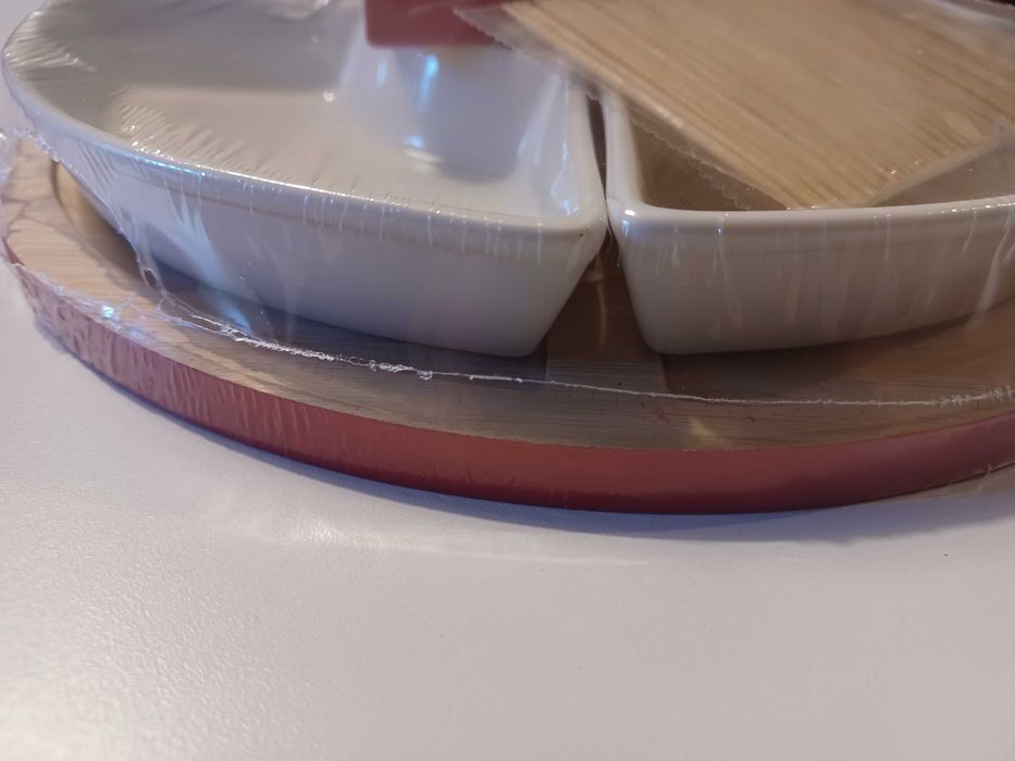 Bambusowa deska do serwowania z 4 porcelanowymi miseczkami - Homla