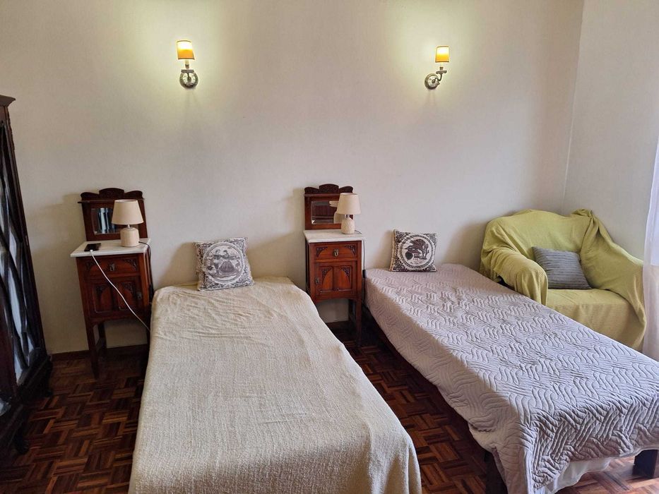 Olhão: Quarto em moradia, com TV e ampla varanda