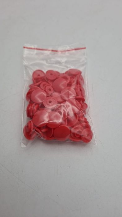 Zatrzaski plastik malinowe 40 szt.