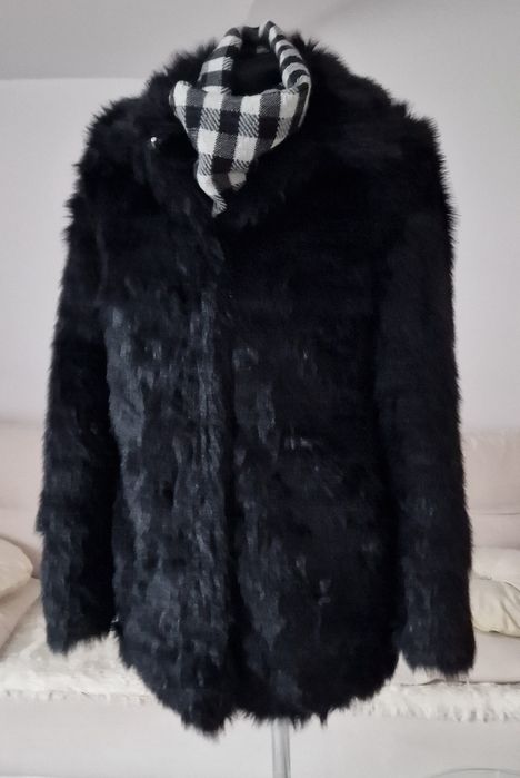 Czarne sztuczne futerko " H&M".