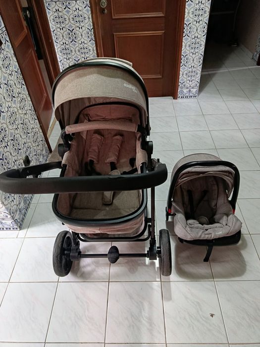 Carrinho de bebê assalvo. Conjunto completo