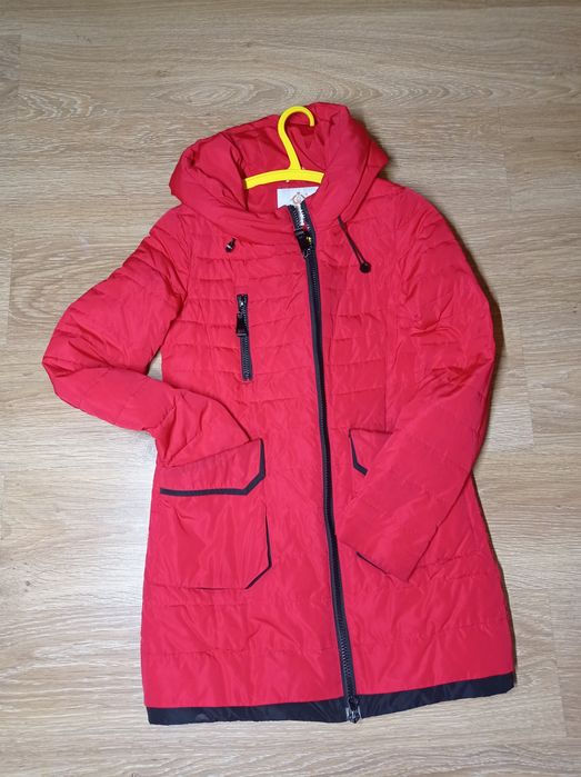 Весняна червона куртка
