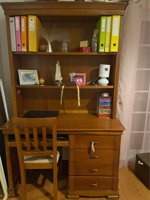 Cama e Móvel ( Escrivaninha)