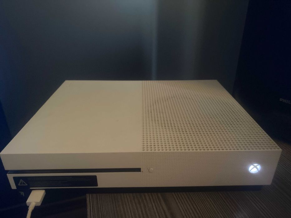 Xbox One S        .