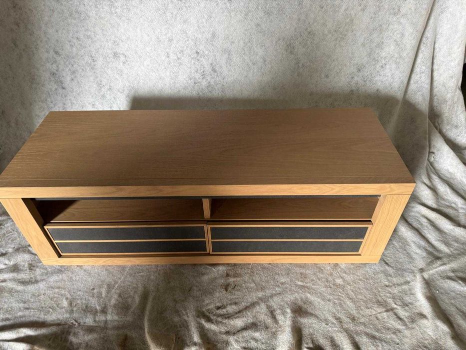 Movel de tv em madeira clara e com gavetas detalhadas