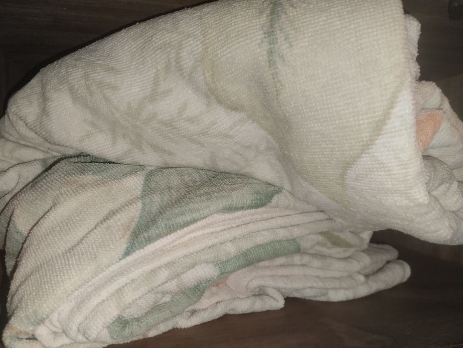 Махровые полотенца , постельное белье