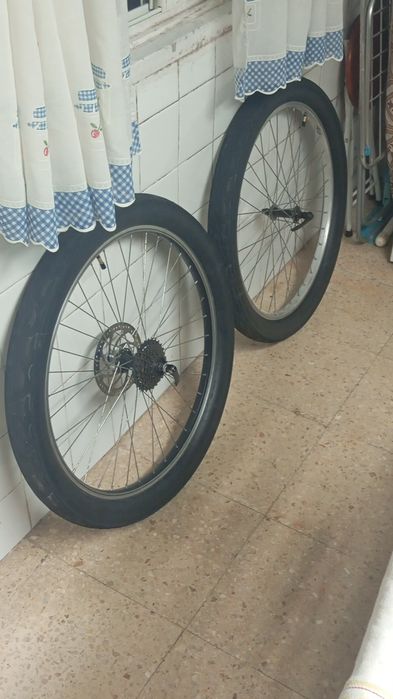 par de rodas 26 com pneus 3.0