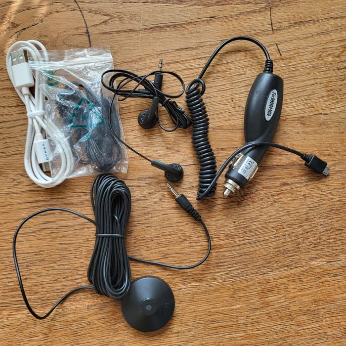 Kable + ładowarki + słuchawki ⁹¹