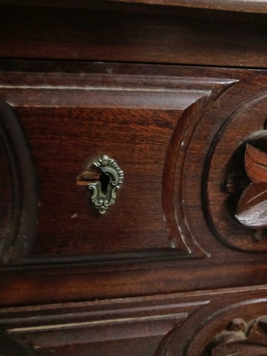 Cómoda estilo antigo em bom estado