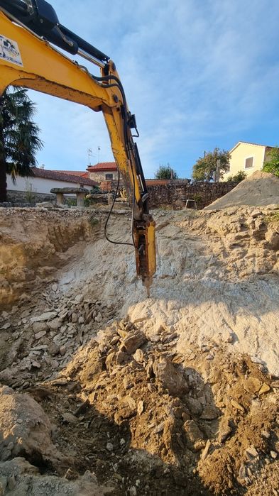 Giratoria Jcb 55z-1 com 4 baldes e martelo hidraulico