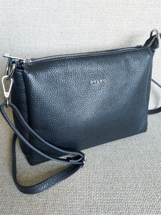 Ryłko czarna skórzana torebka na ramię z regulowanym paskiem