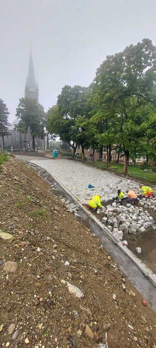 Brukarz, układanie kostki granitowej