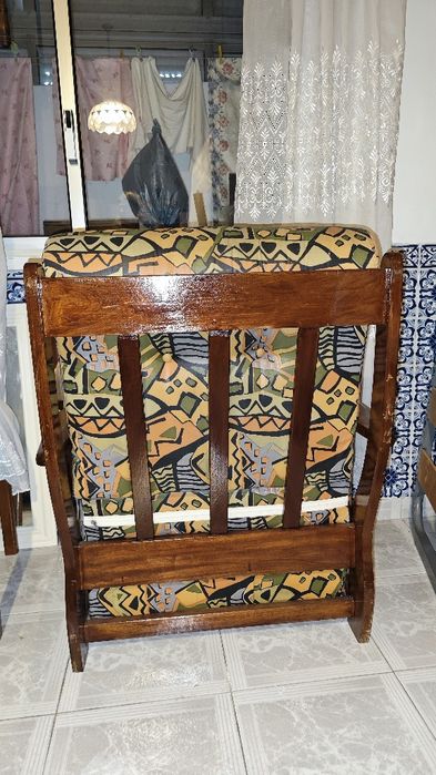 Poltrona/cadeirão vintage em madeira e tecido retro