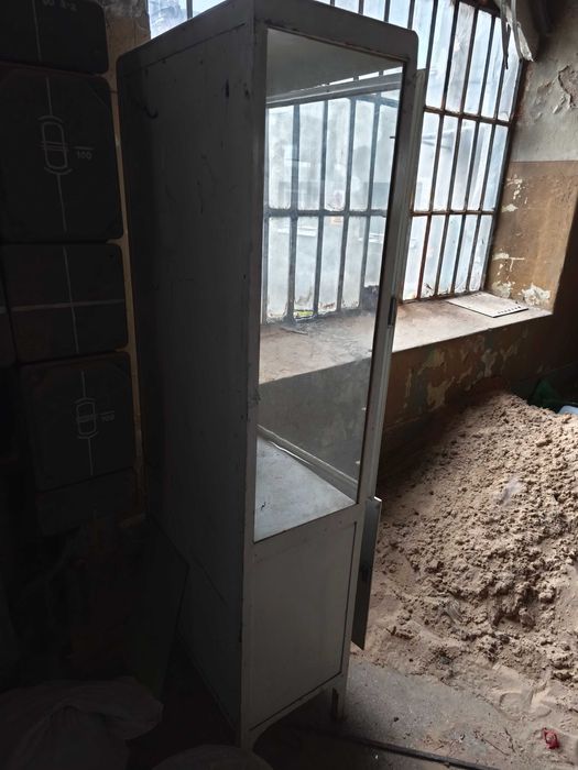 Stara metalowa biała witryna apteczna