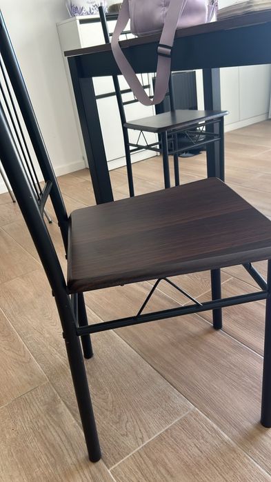 Vendo conjunto de mesa com 4 cadeiras