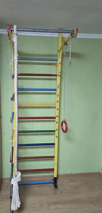 Шведська стінка в гарному стані