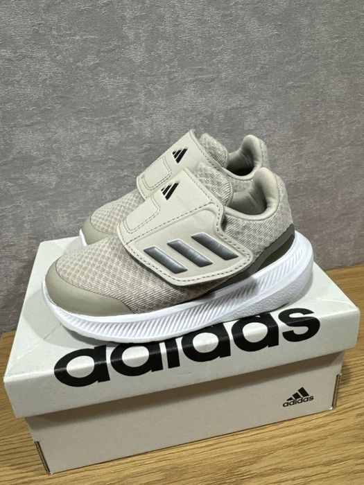 Дитячі кросівки adidas. Розмір 22 ( 13см устілка )