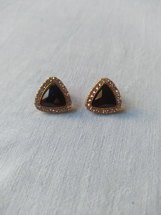 Brincos triangulares dourados com pedra preta e brilhantes NOVO