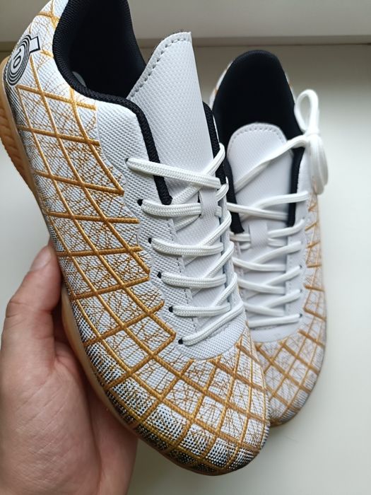 Футбольне взуття (сороконіжки, футзалки, бутси, дитячі-дорослі)