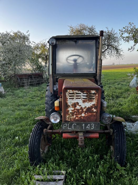 Sprawny ciągnik Władimirec T25 z kabiną